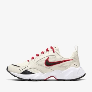 Nike Air Heights - Nike Air Heights använda 3 gånger (bara inomhus). Jättecoola till tex kjol eller jeans men säljer pga har ett till par i samma modell. Snygga röda detaljer. Säljs på rea för ca 600 så mitt pris 550kr. Priset kan diskuteras. 