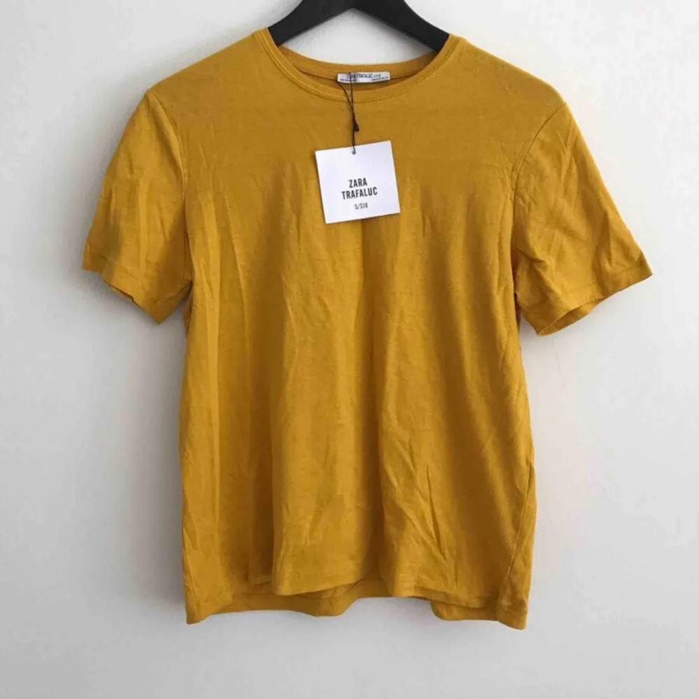 asskön t-shirt från zara, säljer då den inte riktigt kommer till användning längre Köparen står för fraktkostnaden som ligger på 44kr💕. Skjortor.