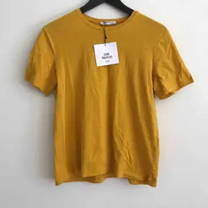 asskön t-shirt från zara, säljer då den inte riktigt kommer till användning längre Köparen står för fraktkostnaden som ligger på 44kr💕