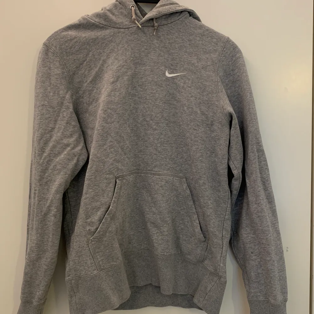 Grå nike hoodie i bra skick, det står M men skulle noga säga att den mer passar en S :). Hoodies.