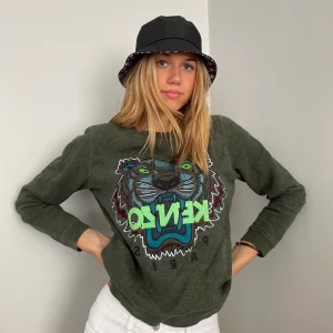 Kenzo tröja - Kenzo tröja med så snygga färger! Köpte på NK i Stockholm. Nypris 2700kr. Jätte skön och sitter bra på!