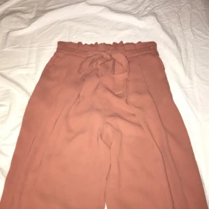 Knytbyxor/kostymbyxor  - Säljer dessa kostumliknande knytbyxor från Zara då de inte passade mig så bra. Knappt använda. Kan mötas vid frakt står köparen för kostnaden.