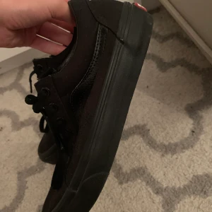 Vans - Ett par hel svarta vans i nyskick! Dom är i storlek 38! 