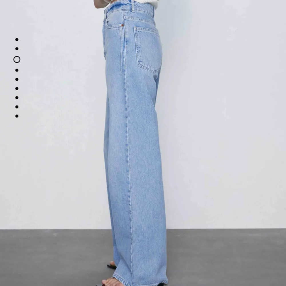 Säljer mina slutsålda wide leg jeans från zara. För tajta för mig tyvärr :/  Prislapp sitter kvar. Jeans & Byxor.