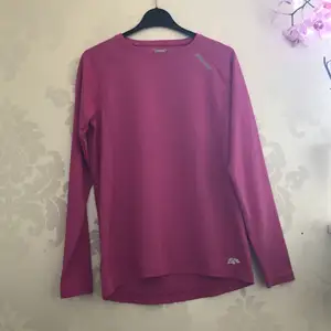 Snygg Rosa idrotts tröja i storlek 160