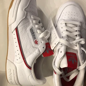 Adidas - Helt oanvända med lappar kvar. 