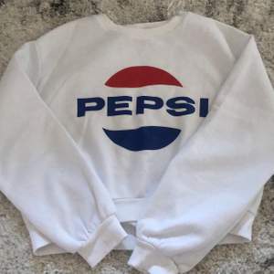 En vit pepsi sweatshirt från H&M. Original pris är 199kr. Säljer för 110 inkl frakt. Inga smutsfläckar! Den är kort, till magen ungefär. 
