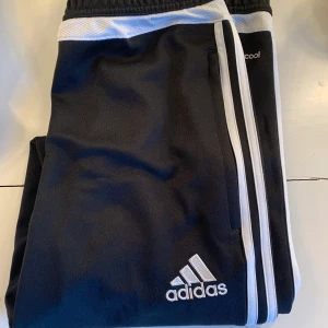 Adidasbyxor - Adidasbyxor säljs i storlek M. Använda ett fåtal gånger men ser nya ut & kommer i gott skick. Säljer för 150+63kr frakt. Hör av er vid mer bilder.