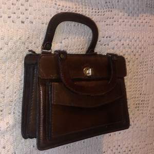 Brun vintage-handväska i läder! 🤎
