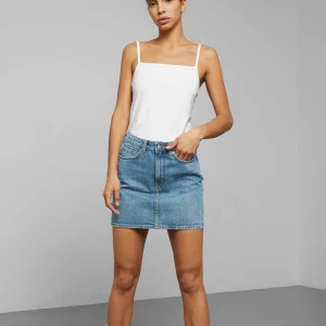 Jeanskjol Weekday 34 - En jättefin basic jeanskjol från Weekday i storlek 34. Nypris 400kr, säljer den nu för 50kr. Har använt den ganska mycket men nu är den för liten. Den är i mycket gott skick! Köparen står för frakt💕