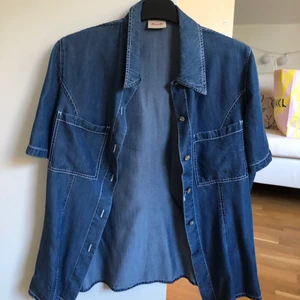 Jeansskjorta - En jättesöt jeansskjorta köpt på second hand. Knappt använd och i jättebra skick. Säljs pga att den aldrig kommer till använding