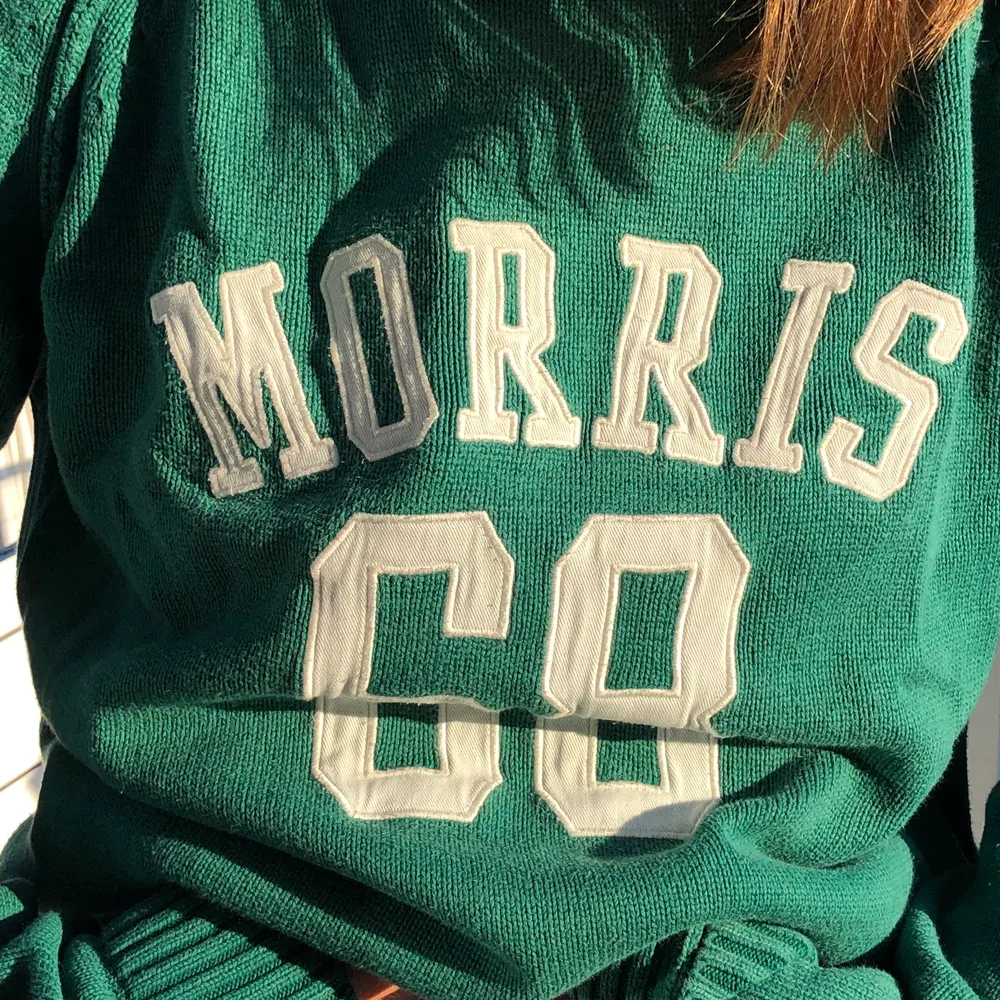 Grön stickad tröja med vit text från Morris köpt på herravdelningen!🌵. Tröjor & Koftor.