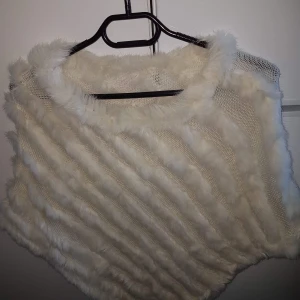 Poncho - Pälsponcho använd fåtal gånger. Nyskick!
