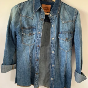 Gul&Blå Jeansjacka i storlek XS - Sparsamt använd. Säljs på grund av att den är något liten för mig. Svenskt kvalitetsmärke! 