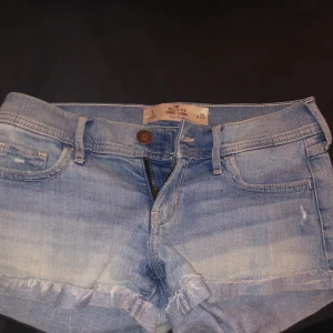 Jeansshorts från Hollister - Korta shorts från Hollister!! Storlek w25. Har liten fläck på rumpan (se bild)🥰