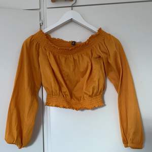 Gul/orange off-shoulder tröja ifrån Hm. Storlek xs. Aldrig använd🤍