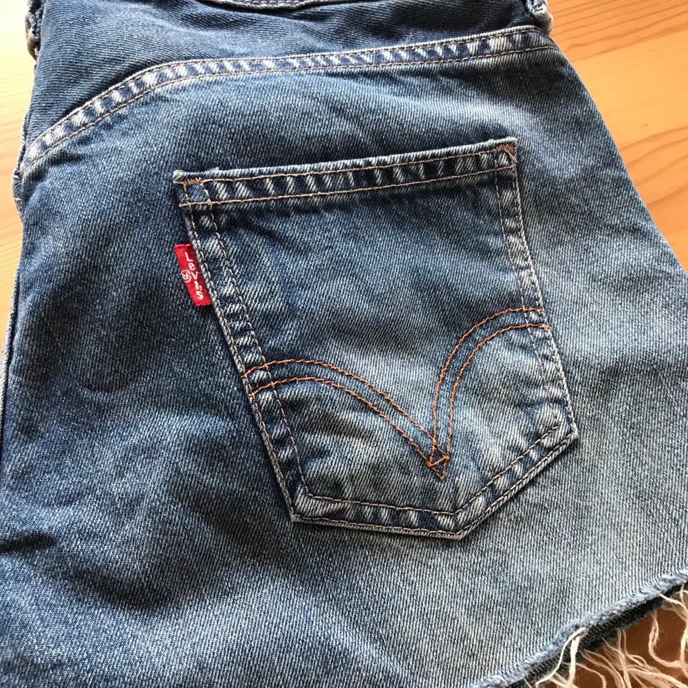 Säljer Levis shorts som endast är använda ett fåtal gånger och är i väldigt fint skick, säljer pga jag har flera stycken liknande. Dem är små i storleken och passar även stl W27 & W28 🌸 100 kr + frakt. . Shorts.