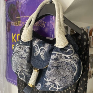 Jeans väska  - Funderar på att sälja denna väska, buda!💖💖