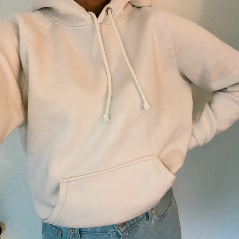 Vit/krämvit hoodie från Bikbok, bra skick förutom att den har en liiten prick som syns på bild 3 (går dock säkert bort med vanish) inget man tänker på. ✨. Hoodies.