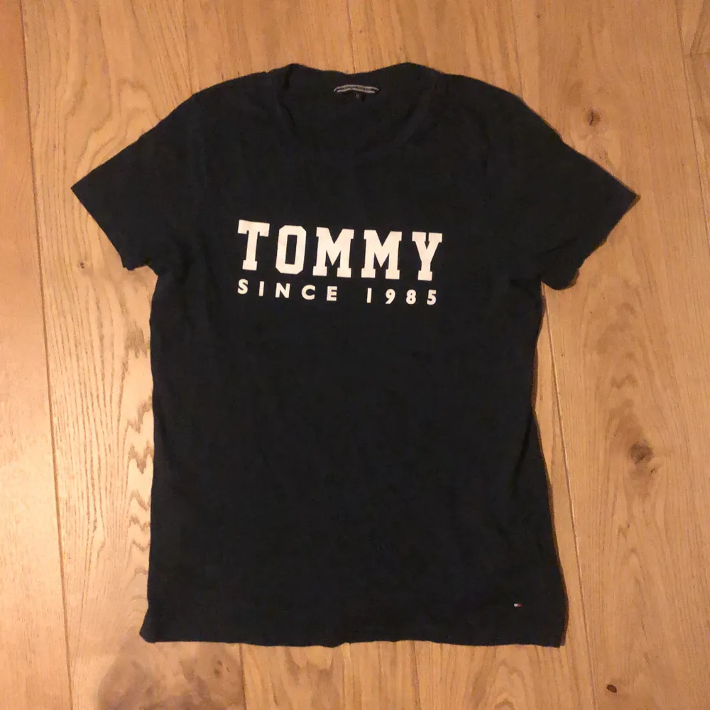 En tröja från Tommy i storlek Xs använ ett fåtal gånger i bra skick. Säljer för 40kr+frakt men pris kan alltid diskuteras!. T-shirts.