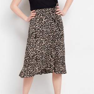 Omlott kjol i leopard mönster st xs-m 150kr 