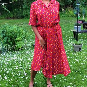 Gammeldags lång röd klänning med blommigt mönster! Supermjuk, luftig & skön, ger riktiga 60s vibes 🍭 Strl M, köpare står för frakt 🦋