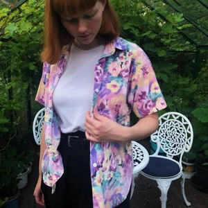 Retro färgglad skjorta - En rosa grön orange gul lila skjorta som är perfekt till sommaren! Älskar den och färgerna. Passar på mig som är M 🌷 Kan fraktas. Betalning sker via Swish 🌷