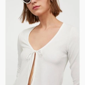 Ribbad ”kofta”  - Populär ribbad kofta från H&M, aldrig använd!💕