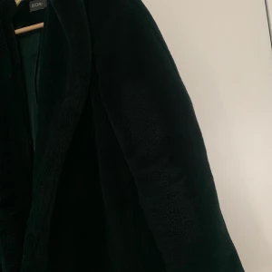 Vinterjacka - Vinterjacka från Kiomi köpt på Zalando. Jättemysigt material i en mörkgrön färg. Endast använd en vinter. Något oversize i modellen så man får plats med flera lager under ifall man vill.