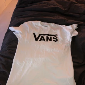 Vans tröja  - Fin vit Vans tröja. Aldrig använd då jag fick den i present men den va för liten