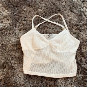 En mag tröja. Vit  - Den är bra sick. Nytvättad. Väldigt bekväm runt midjan. Ca 2 år gammal.