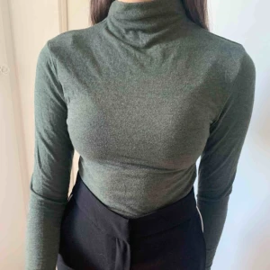  - Militärgrön polotröja från BikBok. Väldigt stretchig och passar alla som har storlekarna mellan XS-M.  5% ull, så en aning stickig men ändå väldigt mjuk och skön tycker jag! Väl använd. Nypris - 199 kr