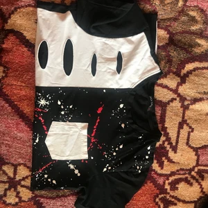 Svart/ vit cool t-shirt! - Har blivit använd ett par gånger! Den är dock i en rätt så bra skick! Det står storlek XL men kan säga att det är en M/L storlek! Den var köpt från ett märkesbutik!