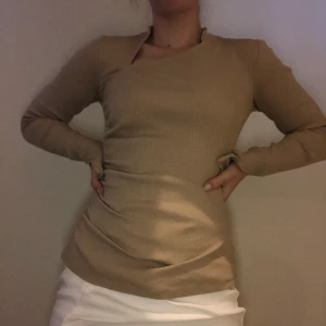 Tröja från NAKD x Hanna Schönberg  - Tröja från NAKDs kollektion med Hanna Schönberg, storlek XS. Sparsamt använd. Frakt ingår i priset (standardfrakt 63 kr med postnord). Betalning sker via swish. Inga returer. Kan skickas samma dag som köp. 