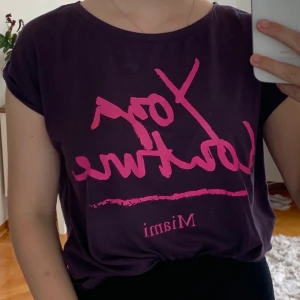 Yogatröja i storlek XS - Yogatröja ifrån Gina Tricot. Stor i storlek så passar även storlek S. Nypriset var ca 200 kr och säljer nu för 75 kr. Använd ett fåtal gånger. Kan mötas upp eller skicka.