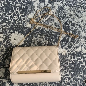 Jättefin väska från Ur och Penn  - En fin beige väska med guld band, jättefin när man ska festa till det lite!🌟