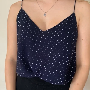 Linne i storlek 36 - Linne ifrån H&M. Nypriset var ca 200-250 kr och säljer nu för 100 kr. Kan mötas upp eller skicka.