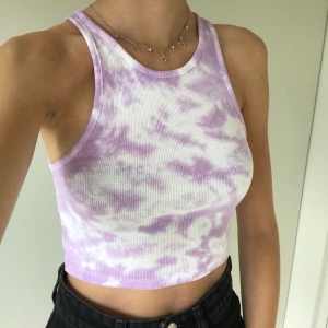 Tie dye färgat linne 1 :) - Ett supersnyggt tie-dye färgat linne i en croppad modell. Har aldrig använt så det är nyskick. Frakt tillkommer på 22kr. Eftersom dessa linnen är väldigt populära och många vill köpa är det viktigt att man kan swisha direkt! :) 