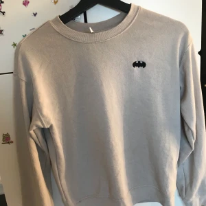 Hoodie/blus  - Fin långärmad tröja. Inte så varm med ett Batman märke vid ena bröstet. Fint skick och nästan aldrig använd. 