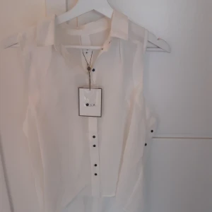 Topp / blus storlek XS / S - Oanvänd. Prislapp kvar. Nypris 299 kr