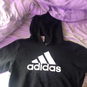 Adidas hoodie - Svart sport adidas hoodie. 13-14y 164. Frakt 20