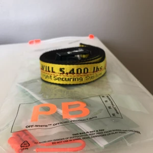 Off-White bälte - Tänkte sälja mitt riktigt coola bälte från Off-White eftersom det aldrig kommer till användning. Bältet är sparsamt använt. Skriv för mer bilder och information. Pris kan även diskuteras vid snabb affär🥰🥰🥰