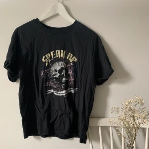 Svart t-shirt med tryck  - Ball t-shirt med tryck från Gina. Passar de flesta beroende på önskad passform. Frakt ingår ej 