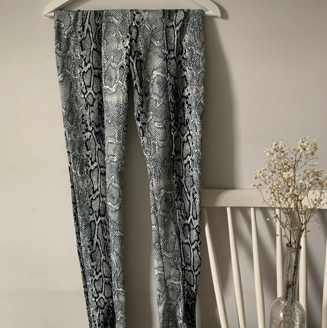 Snakeprint byxor med slits storlek Xs