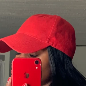 Röd Baseball keps  - Den är i sådär skick men vill bara bli av med den så :) Den har kardborreband som spänne där bak och är i tyg och ett bra material ❣️ Frakt tillkommer via intresse 📦