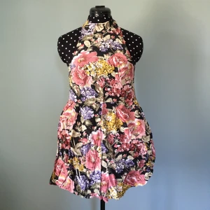 Byxdress  - Egensydd och bara använd ett fåtal gånger  pga för mkt kläder...baktill är det resår och dragkedja så lätt att komma i 