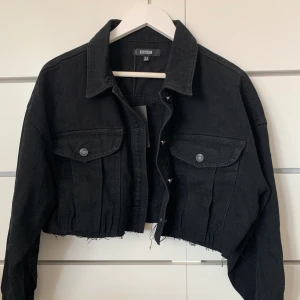 Cropped svart jeansjacka  - En helt ny svart jeansjacka i cropped modell storlek 36 så passar S/M. Ny med lapp kvar, men inte kommit till användning. Från Missguided denim. (Frakt inkluderat i priset)✨