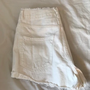 Vita shorts  - Ett par visa shorts använda en gång. Ser kanske smutsiga ut men allt kommer gå bort i tvätten. Jag tvättar innan du får iväg den. 
