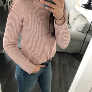 Supersöt tröja - Super söt stickad tröja som går att ha till allt. Knappt använd. Pris går att diskutera 