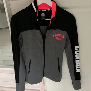 PINK Victoria Secret - Otroligt snygg PINK Victoria Secret träningskofta. Använt en gång, köpt i London, tre välfungerande dragkedjor. Strl XS men passar mig som är 175cm, passar också folk mellan 170-180. Hör gärna av dig vid intresse, pris kan diskuteras! 